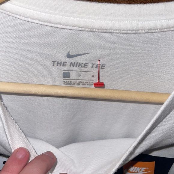 Nike Swoosh T-shirt - Picture 2 of 2